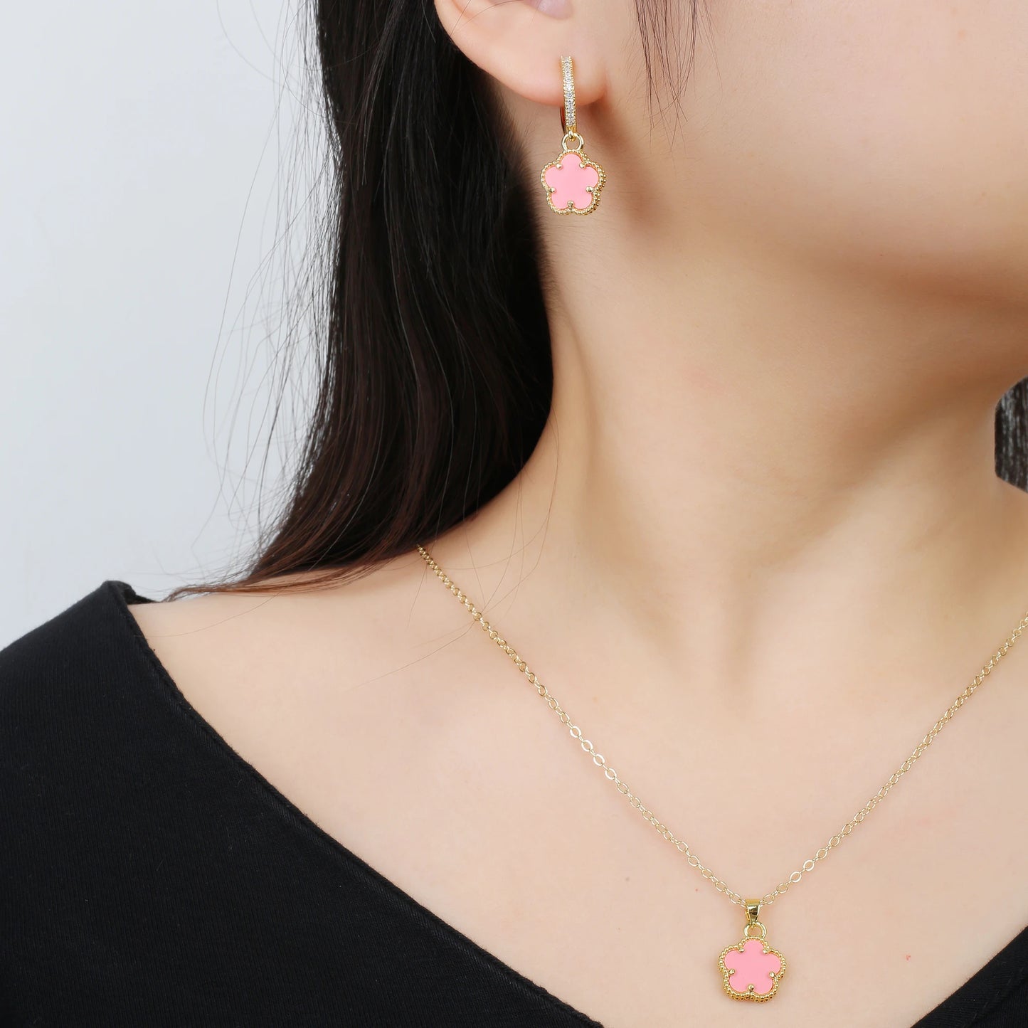 Elegant Five-Leaf Clover Jewelry Set – Gold-Tone Necklace and Earrings, Shiny Finish for Bridal and Luxury Gifting