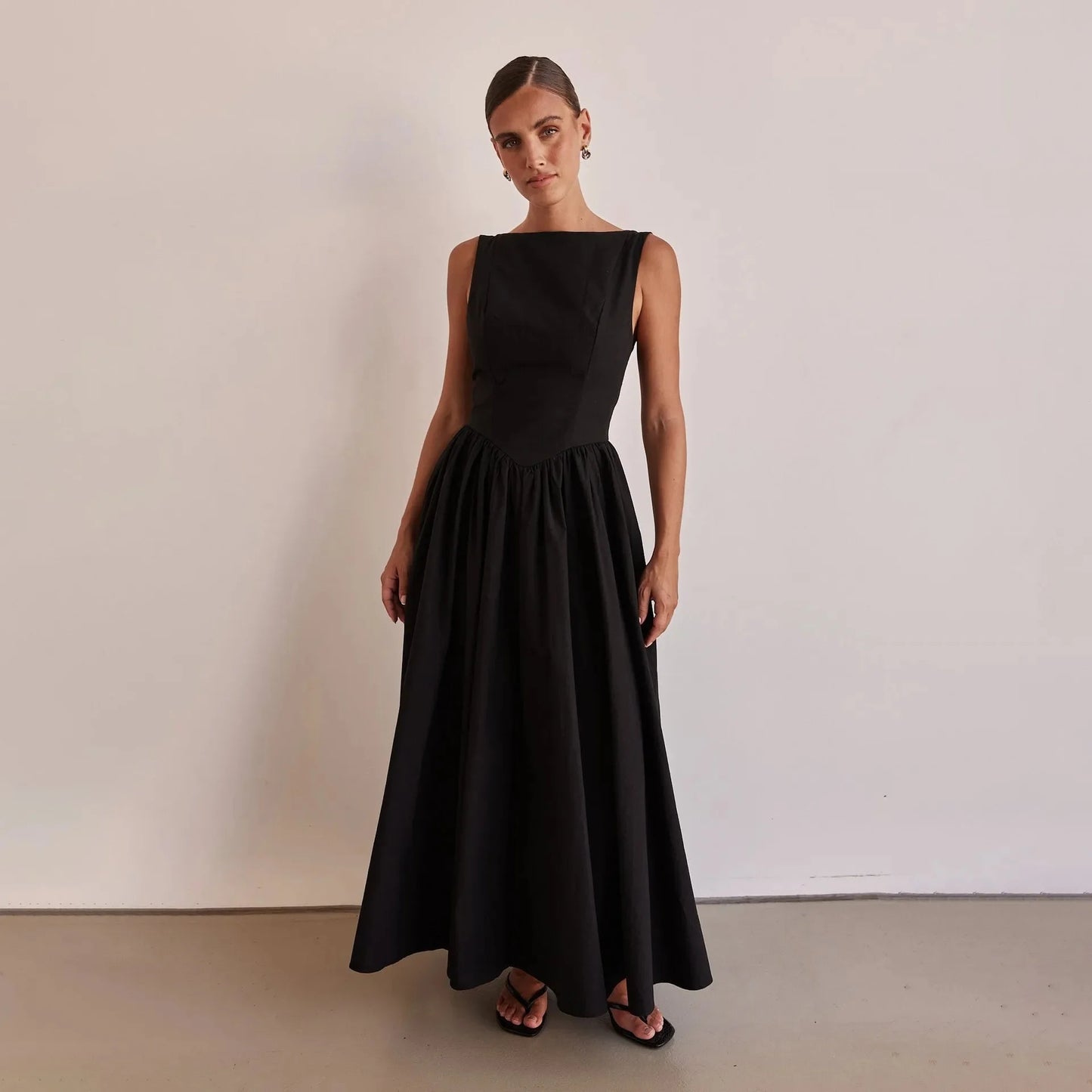 Elegant Sleeveless Maxi Dress with Ruched Detailing