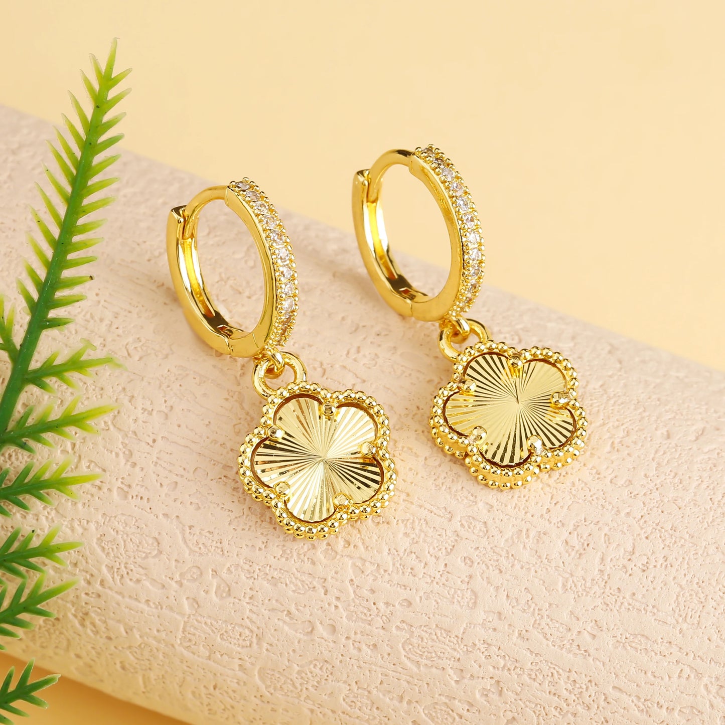 Elegant Five-Leaf Clover Jewelry Set – Gold-Tone Necklace and Earrings, Shiny Finish for Bridal and Luxury Gifting