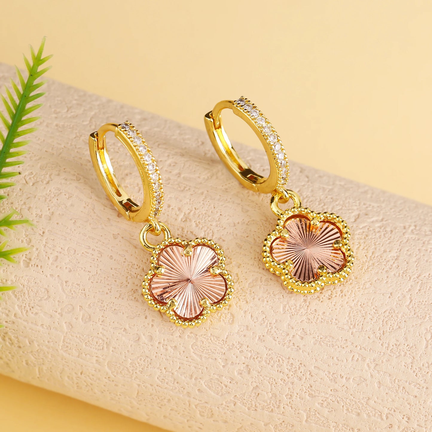 Elegant Five-Leaf Clover Jewelry Set – Gold-Tone Necklace and Earrings, Shiny Finish for Bridal and Luxury Gifting