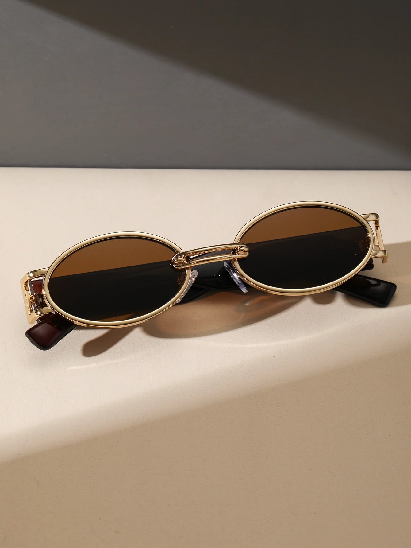 Unisex Oval Sunglasses – Stylish Design for Streetwear, Photography & Driving