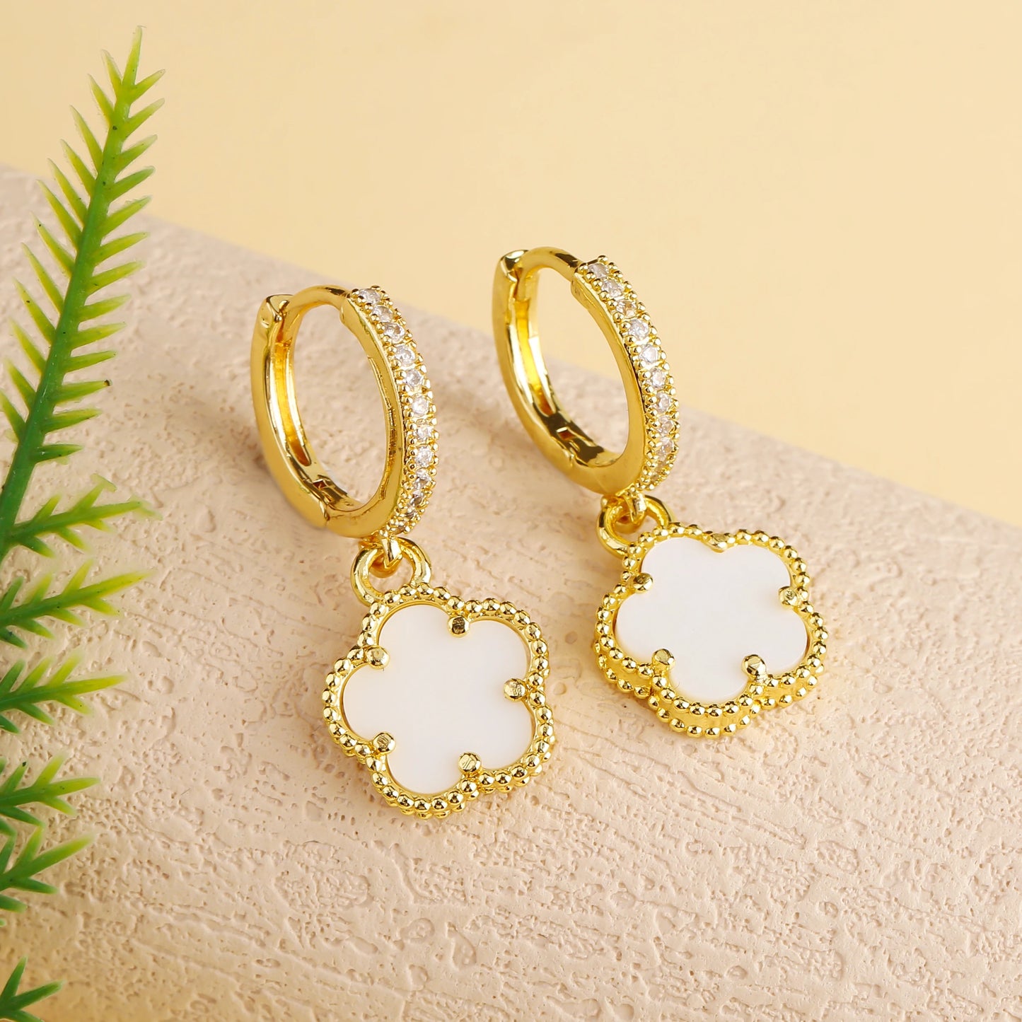 Elegant Five-Leaf Clover Jewelry Set – Gold-Tone Necklace and Earrings, Shiny Finish for Bridal and Luxury Gifting