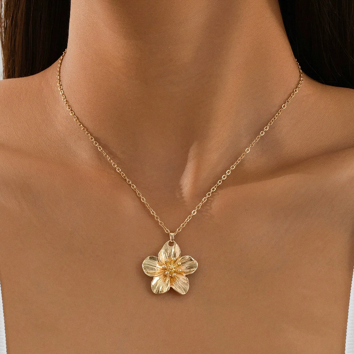 Golden Floral Choker Necklace – Stainless Steel with Luxurious Finish, Modern Statement Jewelry