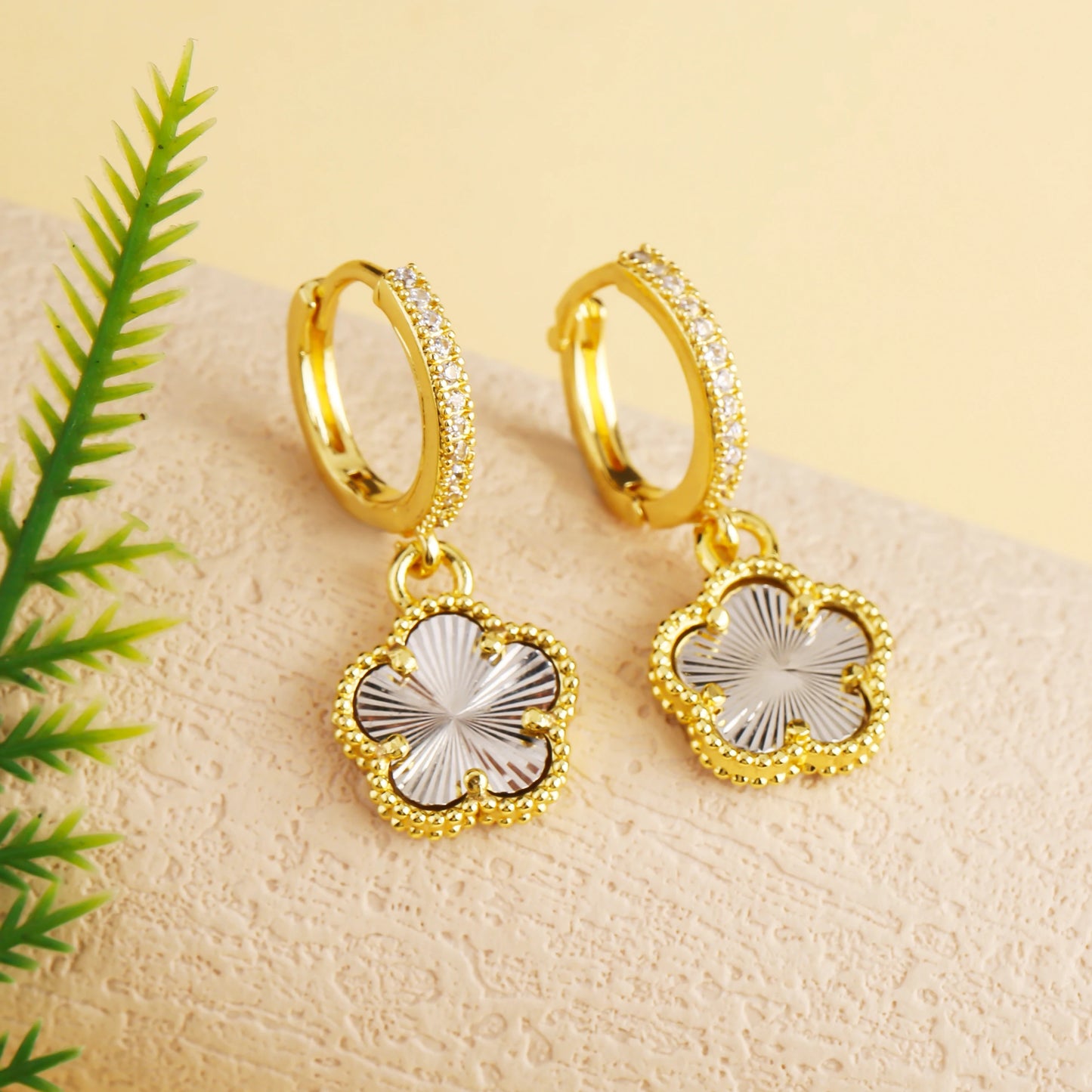 Elegant Five-Leaf Clover Jewelry Set – Gold-Tone Necklace and Earrings, Shiny Finish for Bridal and Luxury Gifting