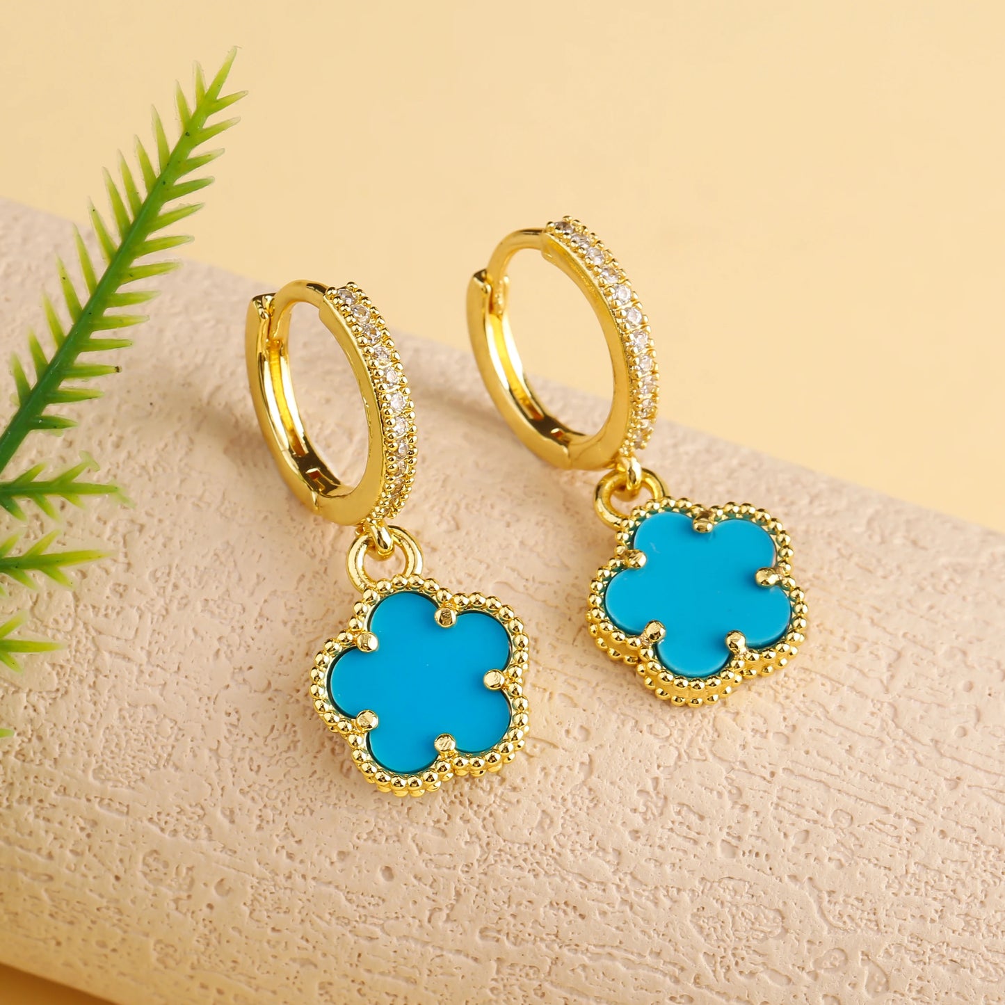 Elegant Five-Leaf Clover Jewelry Set – Gold-Tone Necklace and Earrings, Shiny Finish for Bridal and Luxury Gifting