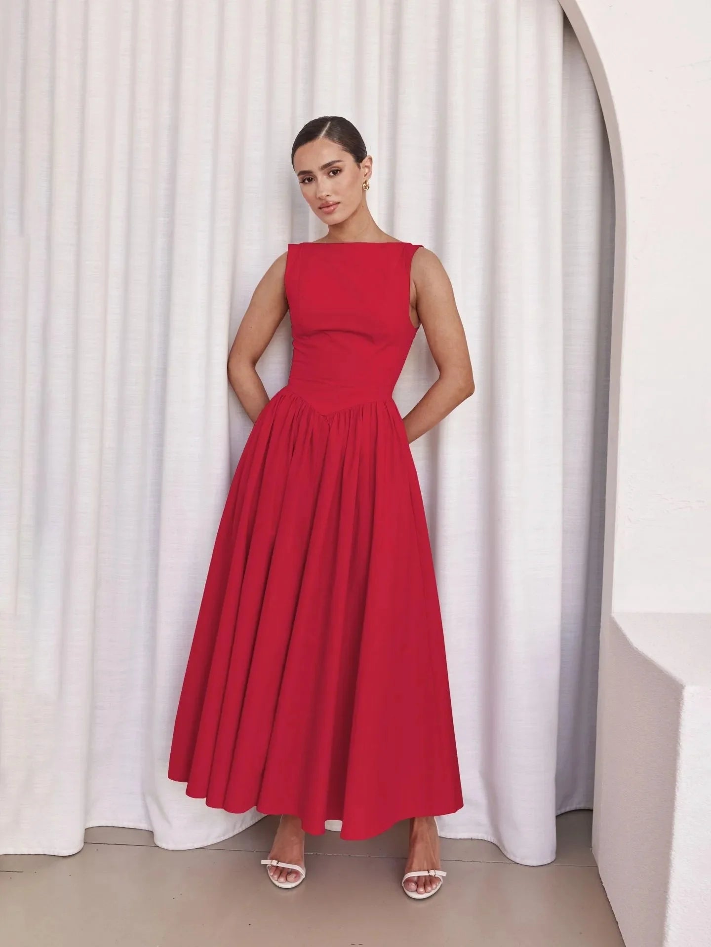 Elegant Sleeveless Maxi Dress with Ruched Detailing