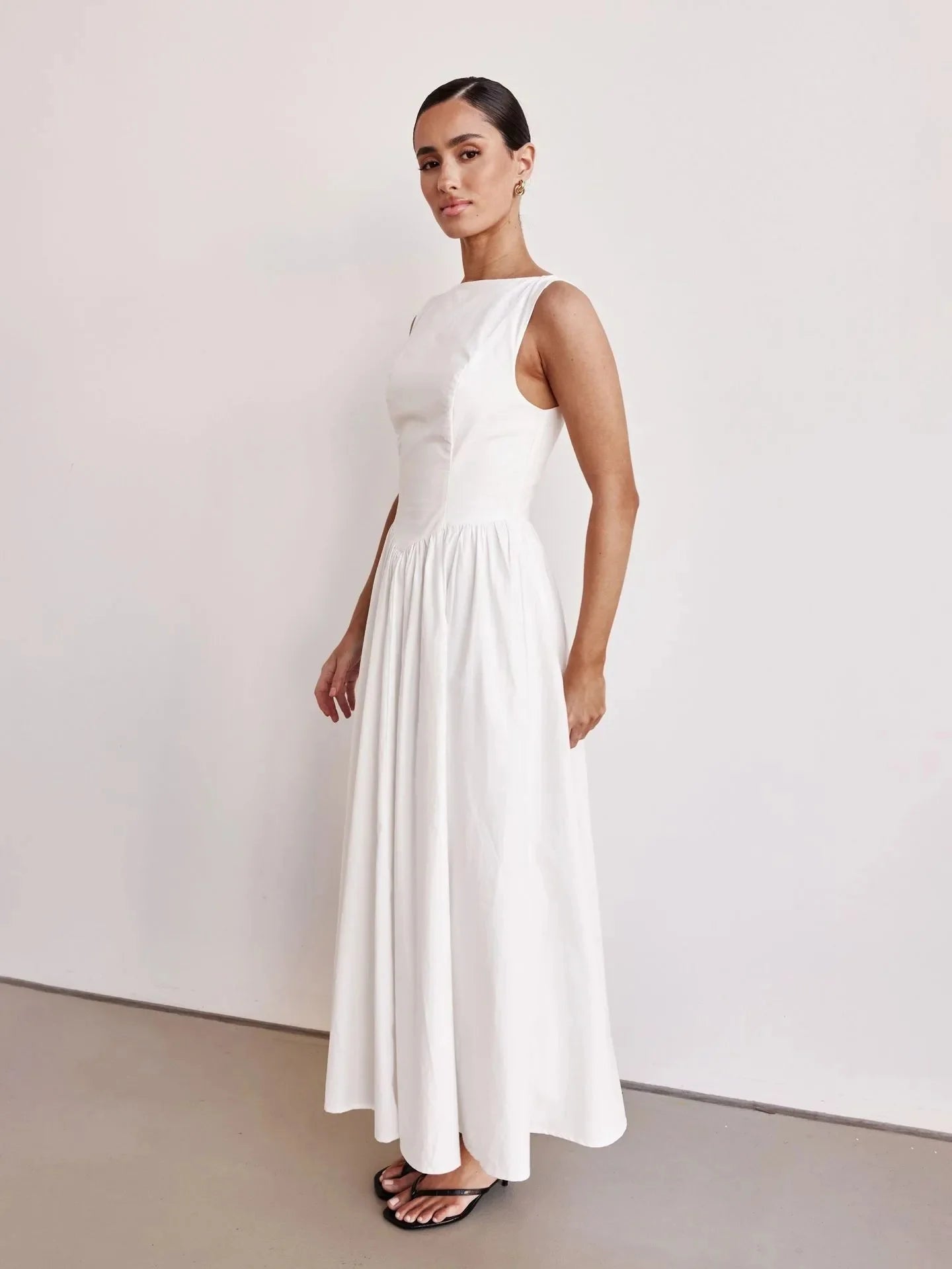 Elegant Sleeveless Maxi Dress with Ruched Detailing