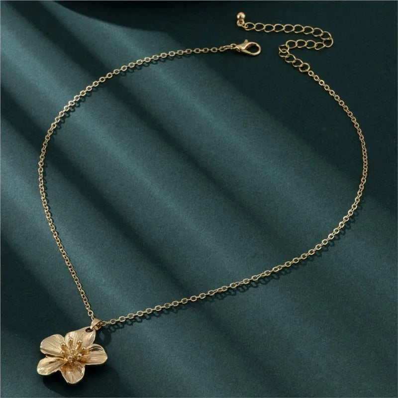 Golden Floral Choker Necklace – Stainless Steel with Luxurious Finish, Modern Statement Jewelry
