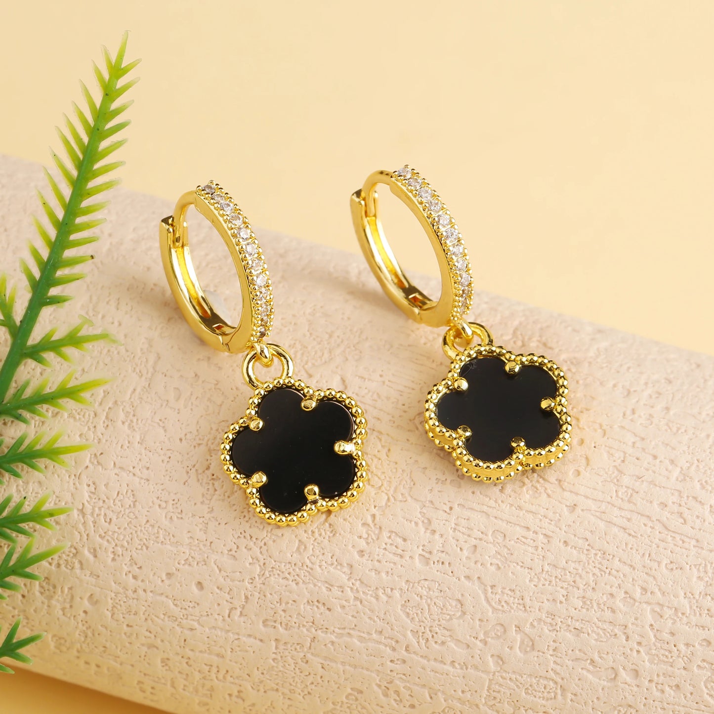 Elegant Five-Leaf Clover Jewelry Set – Gold-Tone Necklace and Earrings, Shiny Finish for Bridal and Luxury Gifting