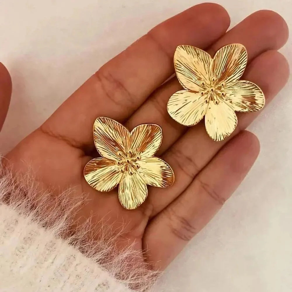 Uworld Vintage Flower Stud Earrings – 18K Gold-Plated Stainless Steel, Hypoallergenic Luxury Design