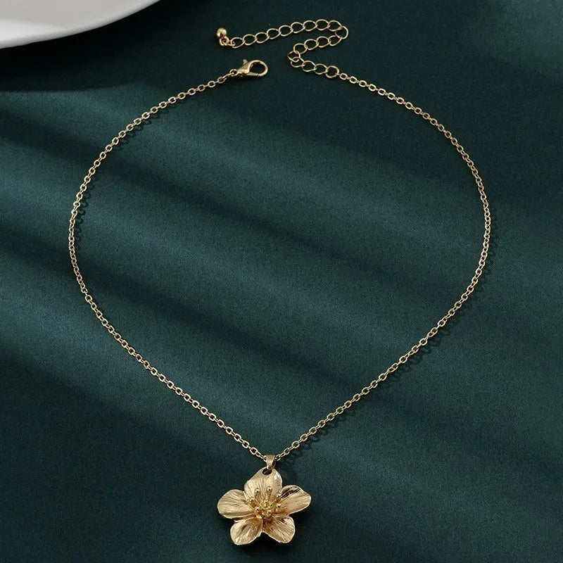 Golden Floral Choker Necklace – Stainless Steel with Luxurious Finish, Modern Statement Jewelry