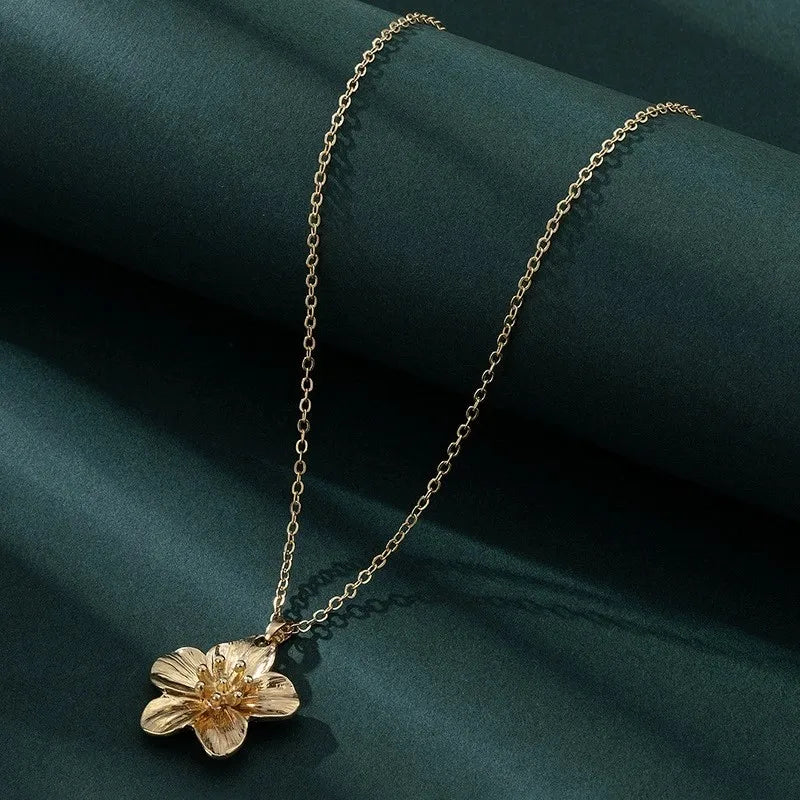 Golden Floral Choker Necklace – Stainless Steel with Luxurious Finish, Modern Statement Jewelry