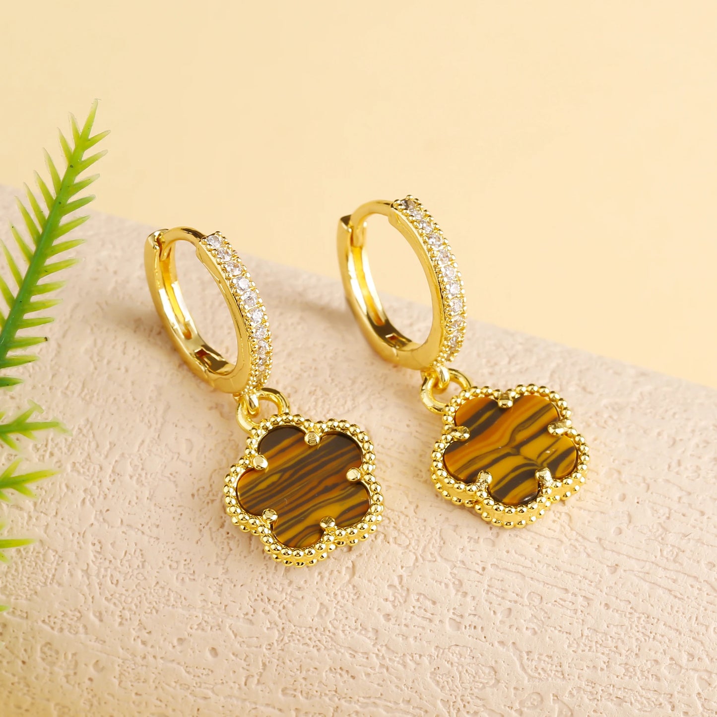 Elegant Five-Leaf Clover Jewelry Set – Gold-Tone Necklace and Earrings, Shiny Finish for Bridal and Luxury Gifting