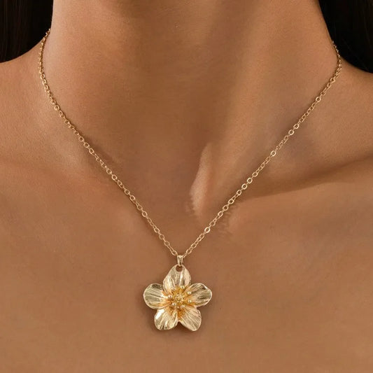 Golden Floral Choker Necklace – Stainless Steel with Luxurious Finish, Modern Statement Jewelry